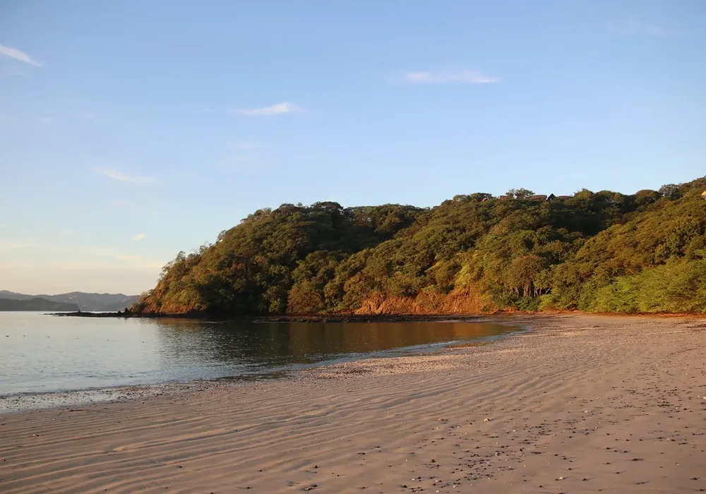 Resort pool on the Papagayo coast (network archive image)